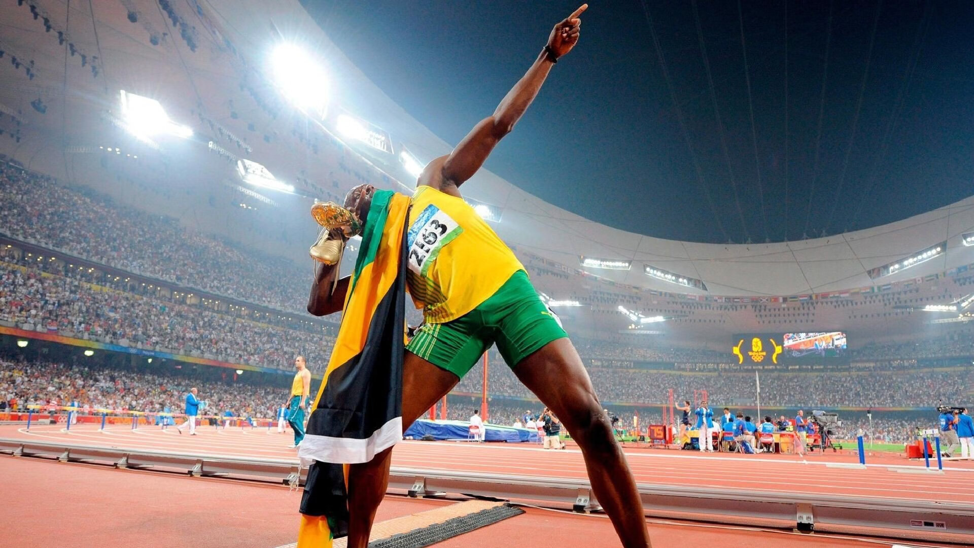 劳动节“手工工具障碍赛跑” 参赛者携带工具通过重重障碍